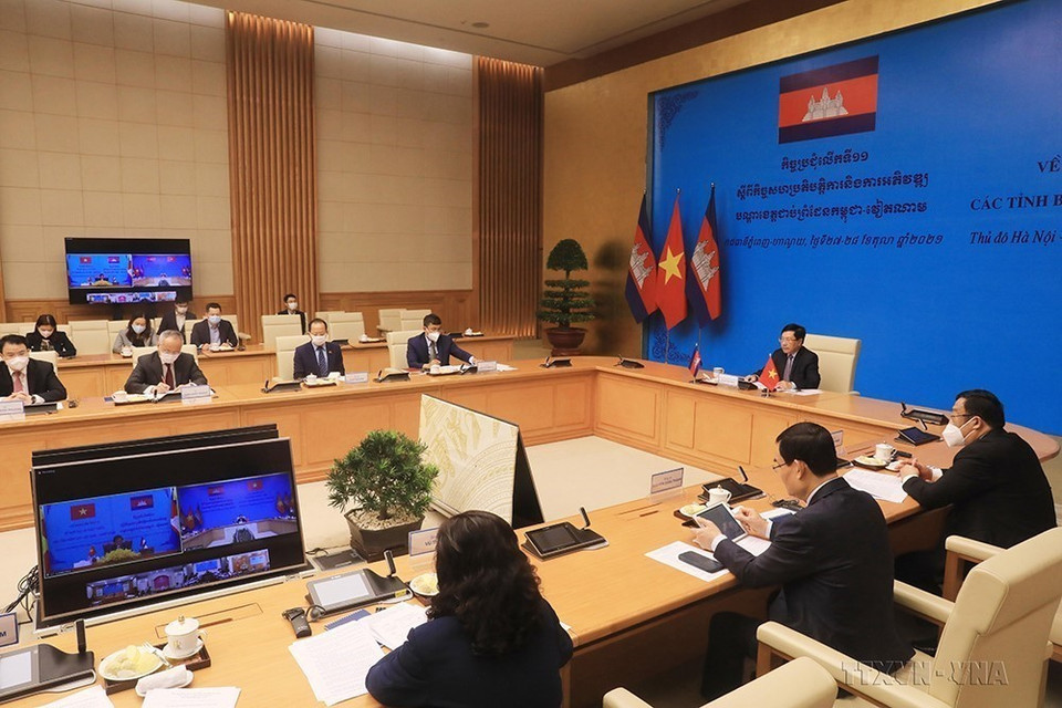 Phó Thủ tướng Thường trực Phạm Bình Minh và Phó Thủ tướng, Bộ trưởng Bộ Nội vụ Campuchia Samdech Sar Kheng đồng chủ trì Hội nghị lần thứ 11 về Hợp tác và Phát triển các tỉnh biên giới Việt Nam và Campuchia theo hình thức trực tuyến (Hà Nội, 28/10/2021). (Ảnh: Lâm Khánh/TTXVN)