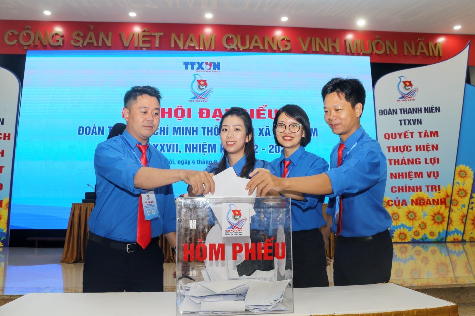 Các đại biểu bỏ phiếu bầu Ban Chấp hành Đoàn Thanh niên TTXVN nhiệm kỳ 2022-2027. (Ảnh: Tuấn Đức/TTXVN)