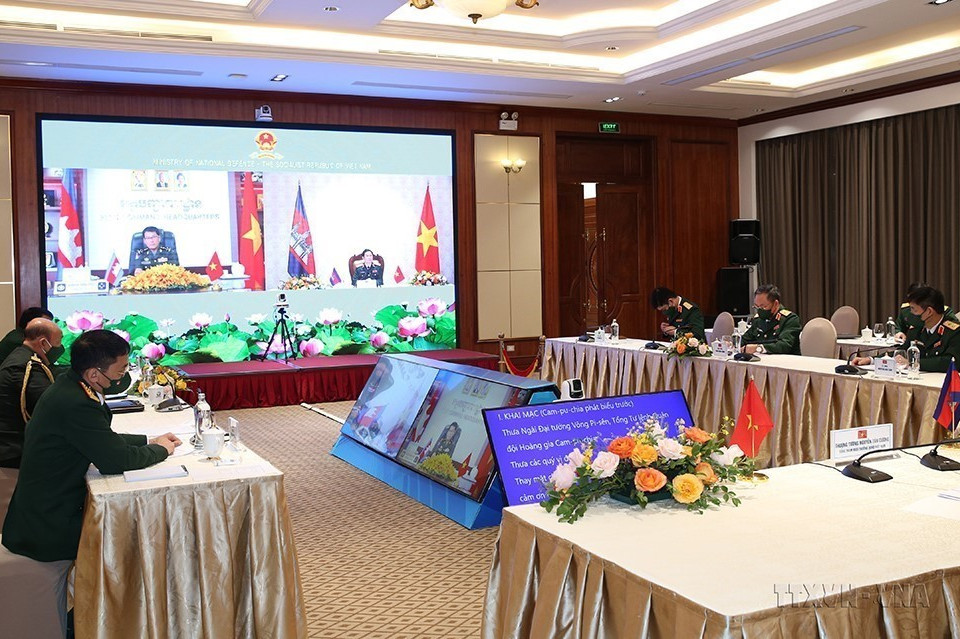 Thượng tướng Nguyễn Tân Cương, Tổng Tham mưu trưởng Quân đội nhân dân Việt Nam, Thứ trưởng Bộ Quốc phòng làm việc trực tuyến với Đại tướng Vong Pisen, Tổng Tư lệnh Quân đội Hoàng gia Campuchia (Hà Nội, 11/1/2022). (Ảnh: TTXVN phát)