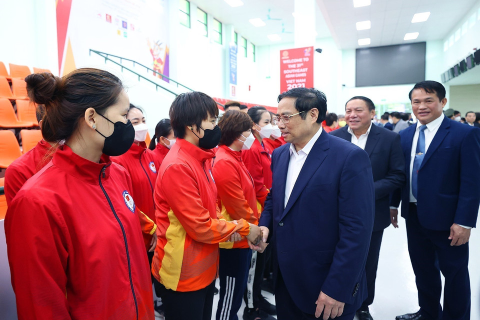 Thủ tướng Phạm Minh Chính kiểm tra công tác tập luyện môn bắn súng tại Trung tâm Huấn luyện thể thao quốc gia. (Ảnh: Dương Giang/TTXVN)