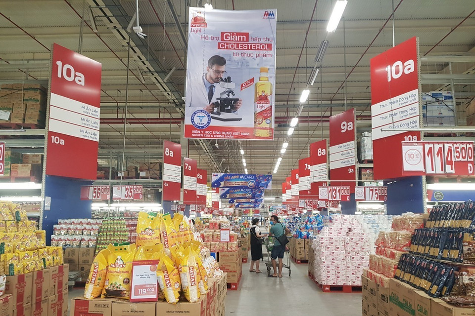 Người dân đi mua hàng tại siêu thị trên phố Hoàng Mai, tối 23/7. (Ảnh: Phương Anh/TTXVN)