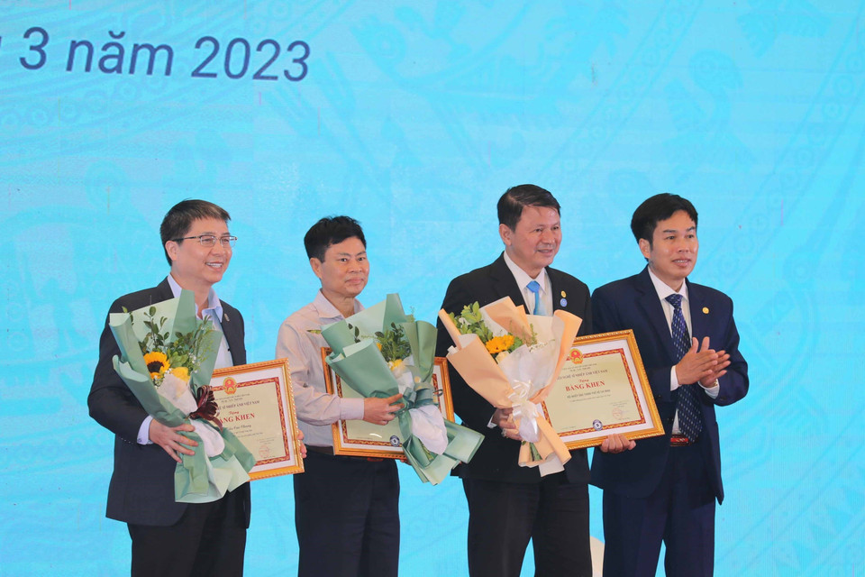 Tặng Bằng khen của Hội Nghệ sĩ Nhiếp ảnh Việt Nam cho các cá nhân. (Ảnh: Thanh Tùng/TTXVN)