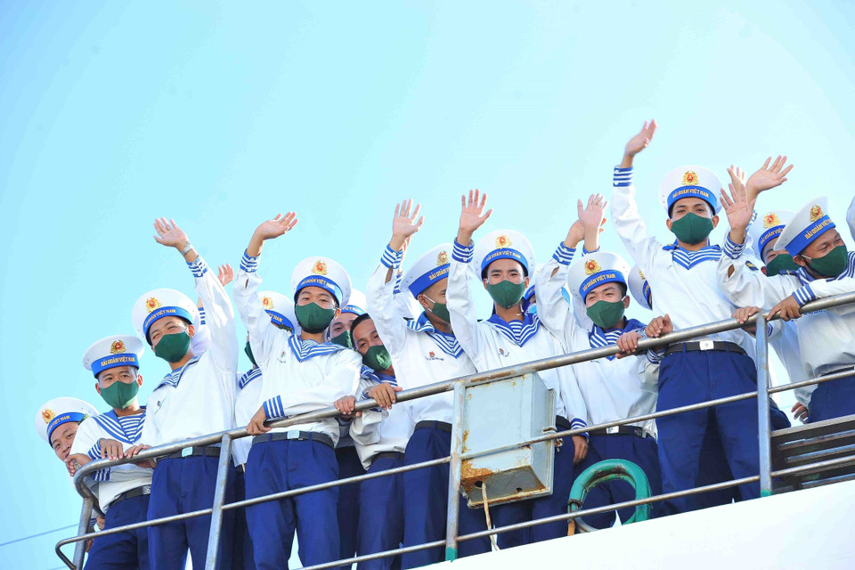 Các chiến sỹ trẻ vẫy chào đồng đội, người thân trước khi khởi hành ra Trường Sa. (Ảnh: Minh Đức/TTXVN)