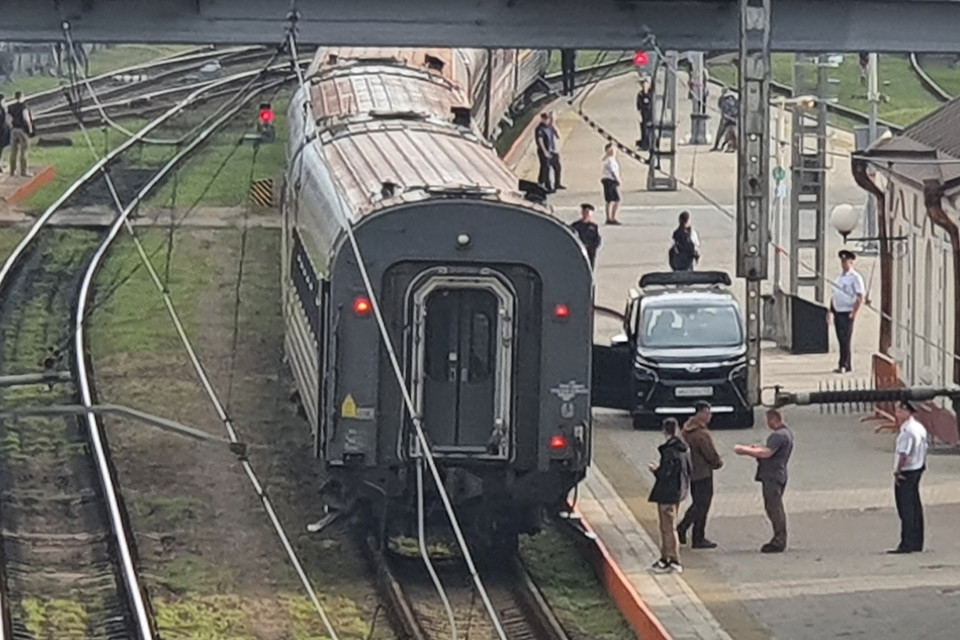 Cảnh sát và binh sỹ gác tại nhà ga tàu hỏa Vladivostok, Nga, ngày 11/9/2023. (Ảnh: Yonhap/TTXVN)