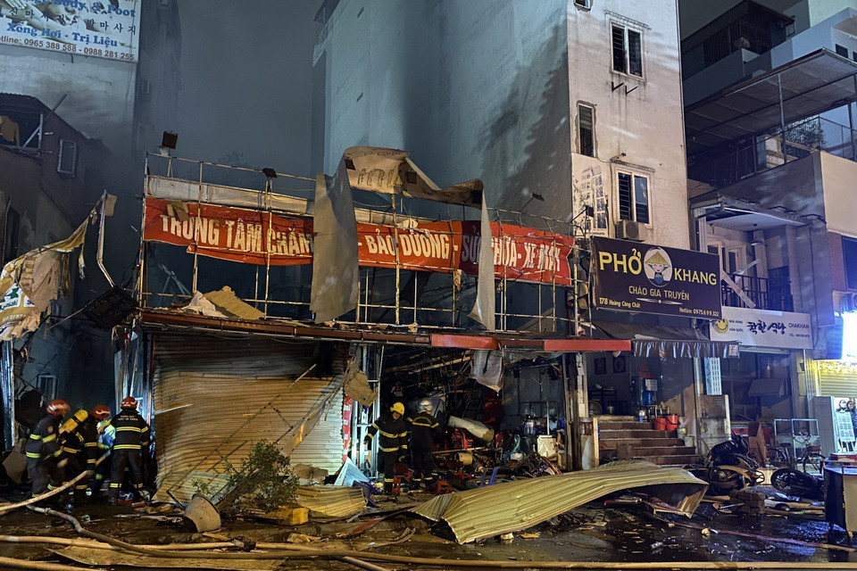 Các nhà xung quanh vụ nổ đều bị ảnh hưởng nghiêm trọng (Ảnh: Huy Hùng/TTXVN)