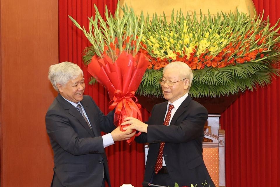 Đồng chí Đỗ Văn Chiến, Bí thư Trung ương Đảng, Chủ tịch Ủy ban Trung ương Mặt trận Tổ quốc Việt Nam tặng hoa chúc mừng Tổng Bí thư Nguyễn Phú Trọng. (Ảnh: Trí Dũng/TTXVN)