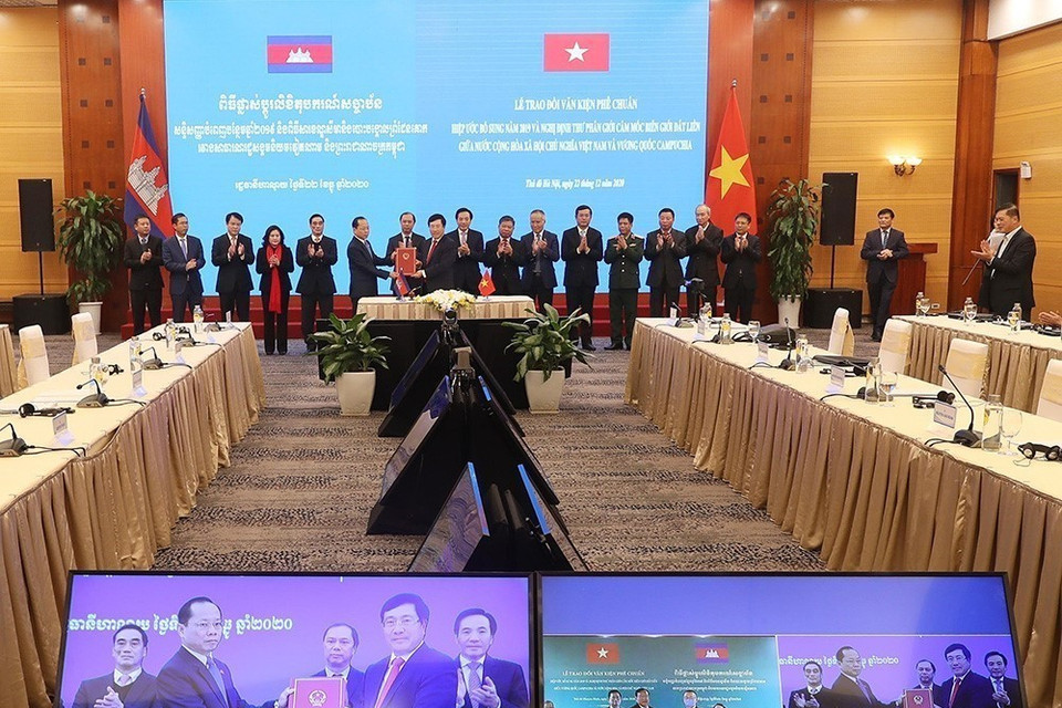 Phó Thủ tướng, Bộ trưởng Ngoại giao Phạm Bình Minh và Phó Thủ tướng, Bộ trưởng Ngoại giao và Hợp tác quốc tế Campuchia Prak Sokhonn trao văn kiện phê chuẩn Hiệp ước bổ sung năm 2019 và Nghị định thư phân giới cắm mốc biên giới đất liền giữa Việt Nam và Campuchia cho Đại sứ hai nước, sáng 22/12/2020. (Ảnh: Lâm Khánh/TTXVN)