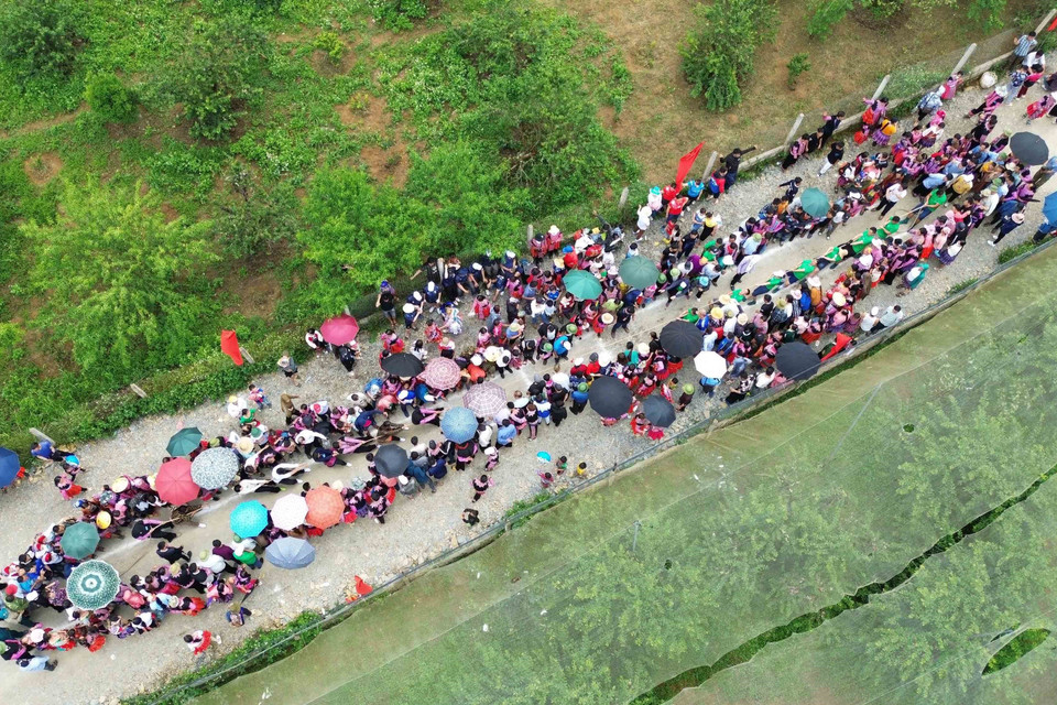 Các đội tham gia thi kéo co tại Ngày hội hái quả mận hậu Mộc Châu năm 2023.(Ảnh: Quang Quyết/TTXVN)