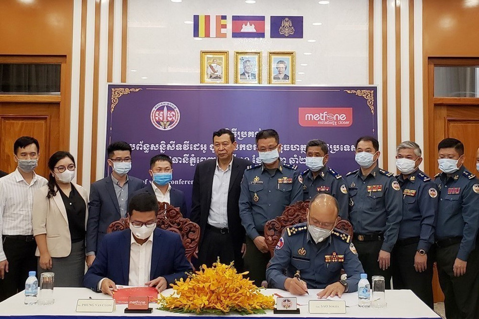 Chiều 30/6/2020, Công ty Viettel Cambodia (Metfone) thuộc Tập đoàn Viettel) bàn giao hệ thống hội thảo trực tuyến cho lực lượng Hiến binh Campuchia (RGC) tại trụ sở RGC ở thủ đô Phnom Penh. (Ảnh: TTXVN)