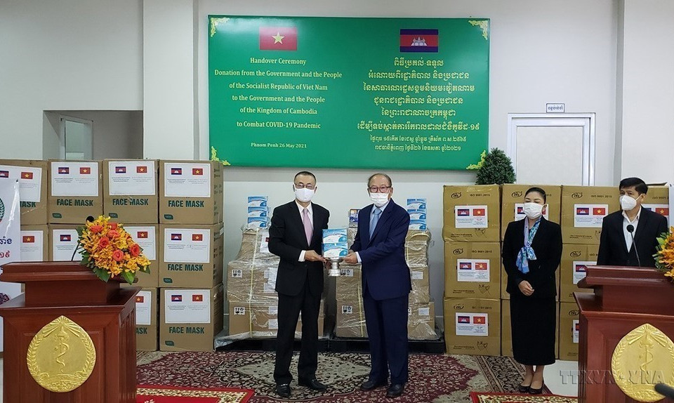 Sáng 26/5/2021, tại Phnom Penh diễn ra Lễ bàn giao hàng viện trợ y tế phòng, chống dịch COVID-19 của Chính phủ và nhân dân Việt Nam dành cho Campuchia. (Ảnh: Nguyễn Vũ Hùng/TTXVN)