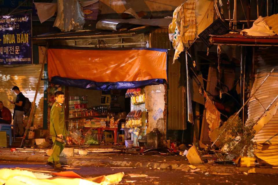 Lực lượng PCCC đang khoanh vùng phải điều tra vụ cháy. (Ảnh: Huy Hùng/TTXVN)