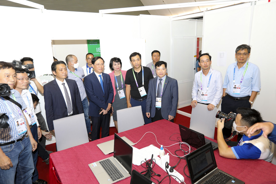 Các đại biểu tham quan phòng điều hành của Đài Truyền hình Việt Nam tại Trung tâm Truyền hình SEA Games 31. (Ảnh: Minh Đông/TTXVN)