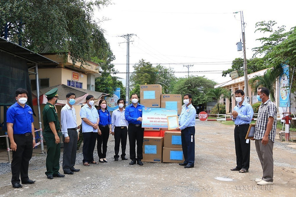 Ngày 12/10/2021, tại cửa khẩu quốc tế Thường Phước (huyện Hồng Ngự), Tỉnh đoàn Đồng Tháp trao tặng thanh niên tỉnh Pray Veng (Campuchia) vật tư y tế phòng, chống dịch COVID-19 trị giá hơn 90 triệu đồng. (Ảnh: Chương Đài/TTXVN)