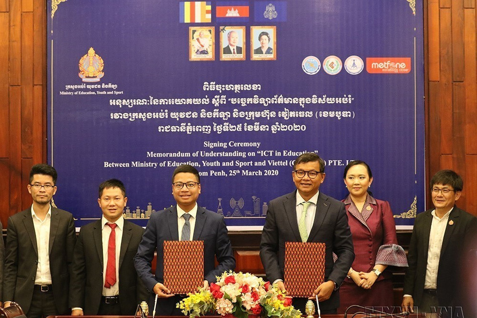 Công ty Viettel Cambodia (Metfone) thuộc Tập đoàn Viettel hỗ trợ Chính phủ Campuchia trong nhiều hoạt động thiết thực phòng, chống dịch COVID-19 (25/3/2020). (Ảnh: Trần Ngọc Long/TTXVN)