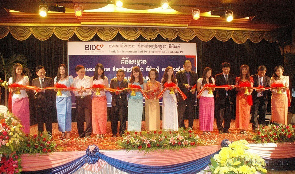 Tối 22/12/2013, tại Thủ đô Phnom Penh, Ngân hàng Đầu tư và Phát triển Campuchia (BIDC), Ngân hàng Đầu tư và Phát triển Việt Nam (BIDV) tổ chức khai trương Chi nhánh BIDC Mienchay - chi nhánh thứ 7 tại Campuchia. (Ảnh: Xuân Khu/TTXVN)