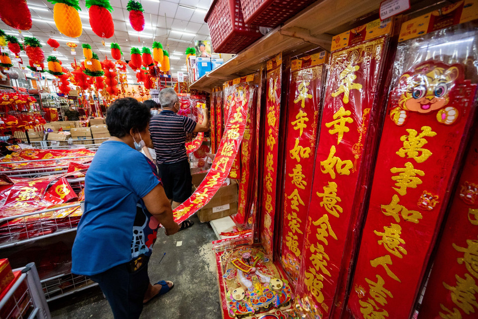 Khách hàng chọn mua đồ trang trí Tết tại Kuala Lumpur, Malaysia. (Ảnh: THX/TTXVN)