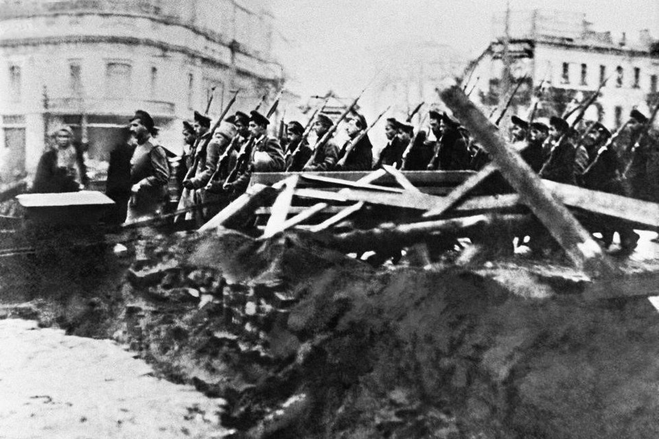 Lực lượng Cận vệ Đỏ Bolshevik trên đường phố Moskva trong những ngày Cách mạng Tháng Mười năm 1917. (Ảnh: Tư liệu quốc tế/TTXVN phát)