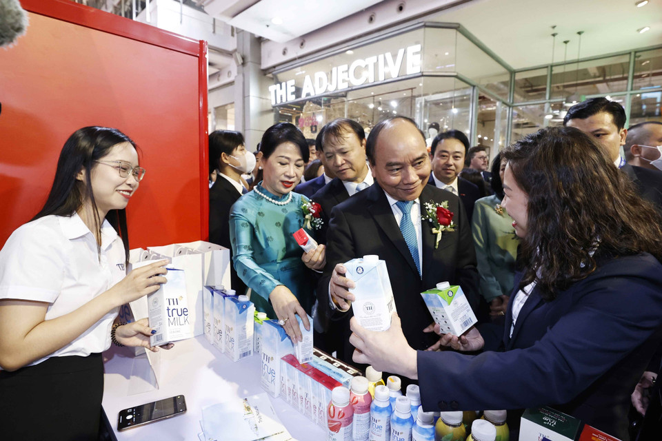 Chủ tịch nước Nguyễn Xuân Phúc thăm gian hàng của Tập đoàn TH. Nhiều năm qua, sản phẩm của Tập đoàn TH đã có mặt và chinh phục được người tiêu dùng tại các thị trường khó tính nhất như Mỹ, châu Âu, Nhật Bản, Hàn Quốc, Trung Quốc…(Ảnh: Thống Nhất/TTXVN)