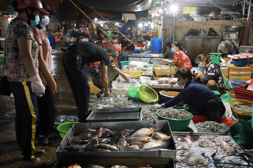 Hoạt động mua bán thuỷ sản tươi sống tại chợ Nam Hà Nội. (Ảnh: Vũ Sinh/TTXVN)