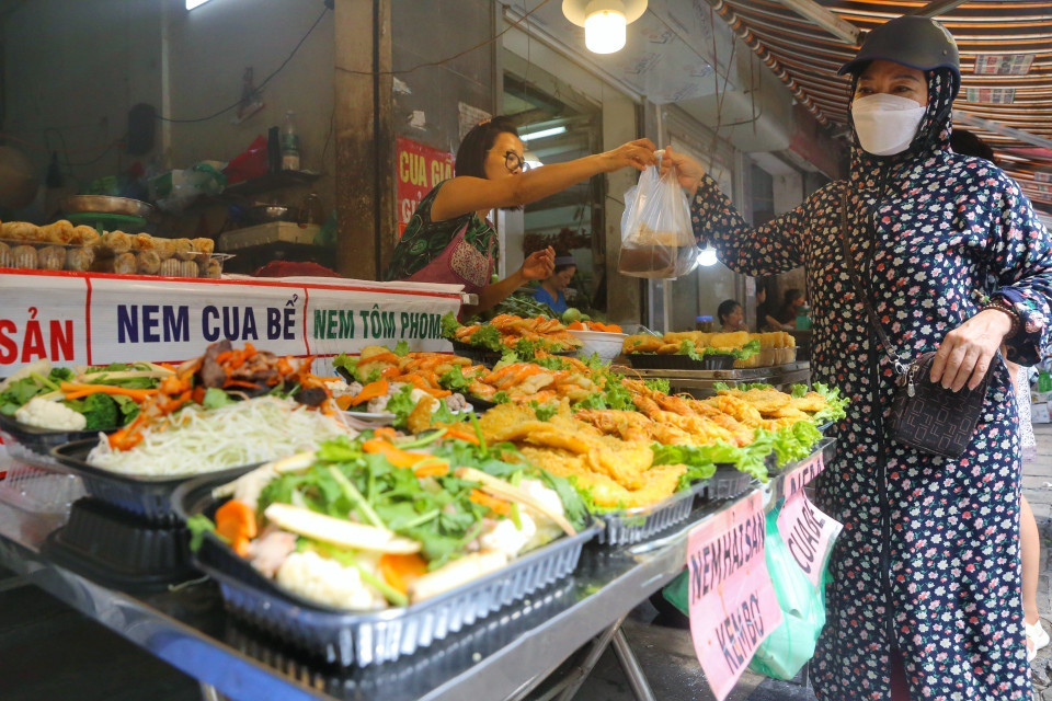 Người dân mua đồ cúng lễ Vu Lan. (Ảnh: Tuấn Đức/TTXVN)