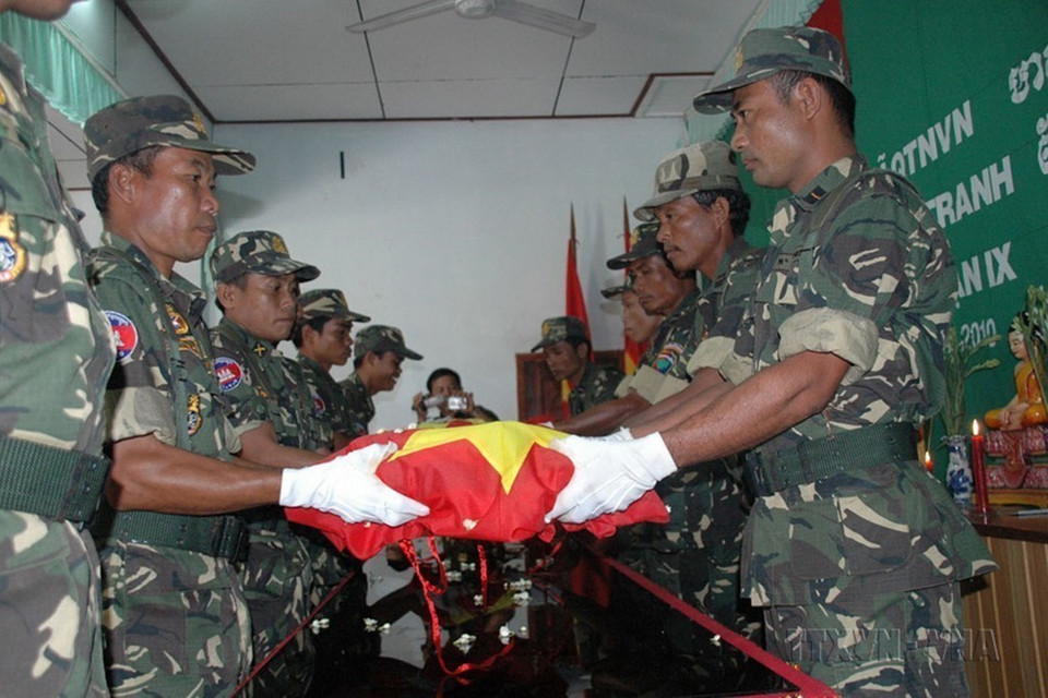 Chính quyền hai tỉnh Kompong Thom và Kompong Cham của Campuchia tổ chức Lễ bàn giao, đưa về nước 83 bộ hài cốt liệt sĩ quân tình nguyện và chuyên gia Việt Nam hy sinh trong các thời kỳ chiến tranh ở Campuchia, ngày 29/6/2010. (Ảnh: Nguyễn Hữu Hả/TTXVN)