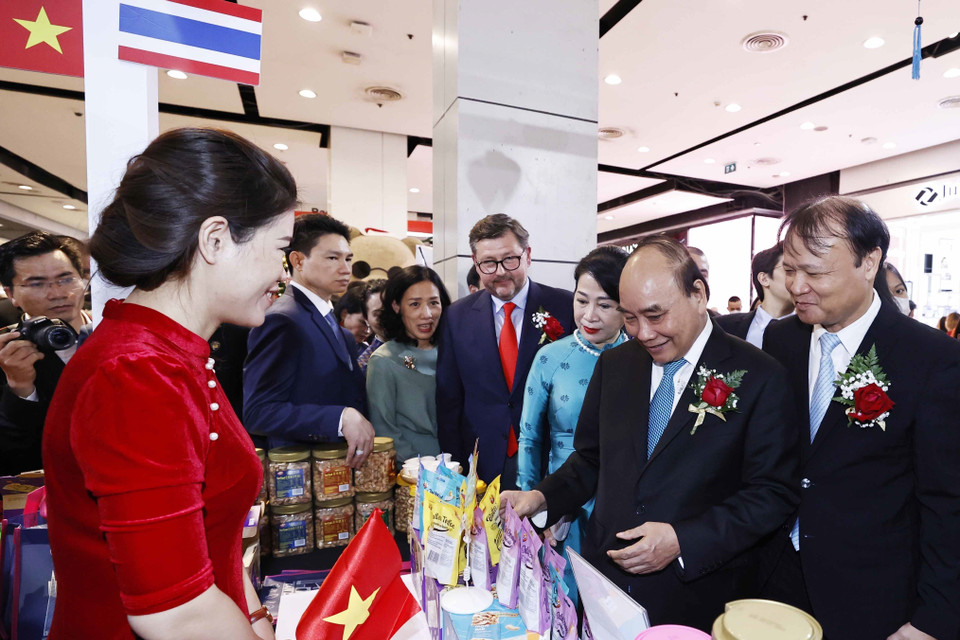 Chủ tịch nước Nguyễn Xuân Phúc thăm các gian hàng Việt Nam. (Ảnh: Thống Nhất/TTXVN)