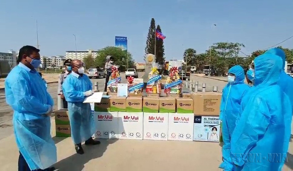 Hội Liên hiệp thanh niên Việt Nam tỉnh Tây Ninh tổ chức tặng vật tư y tế phòng, chống dịch COVID-19 cho Hội LHTN tỉnh Svay Rieng (Campuchia), ngày 31/3/2021. (Ảnh: Lê Đức Hoảnh /TTXVN)