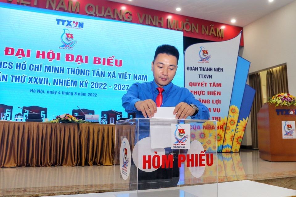 Các đại biểu bỏ phiếu bầu Ban Chấp hành Đoàn Thanh niên TTXVN nhiệm kỳ 2022-2027. (Ảnh: Tuấn Đức/TTXVN)