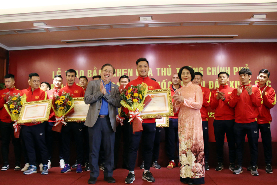 Thủ môn Hồ Văn Ý nhận Bằng khen của Thủ tướng Chính phủ. (Ảnh: Tiến Lực/TTXVN)