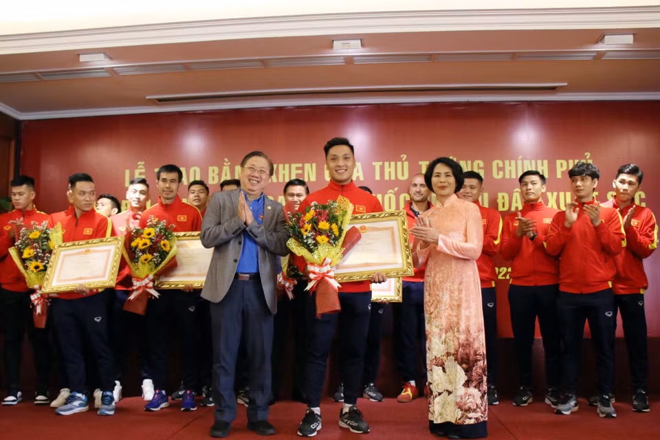 Thủ môn Hồ Văn Ý nhận Bằng khen của Thủ tướng Chính phủ. (Ảnh: Tiến Lực/TTXVN)