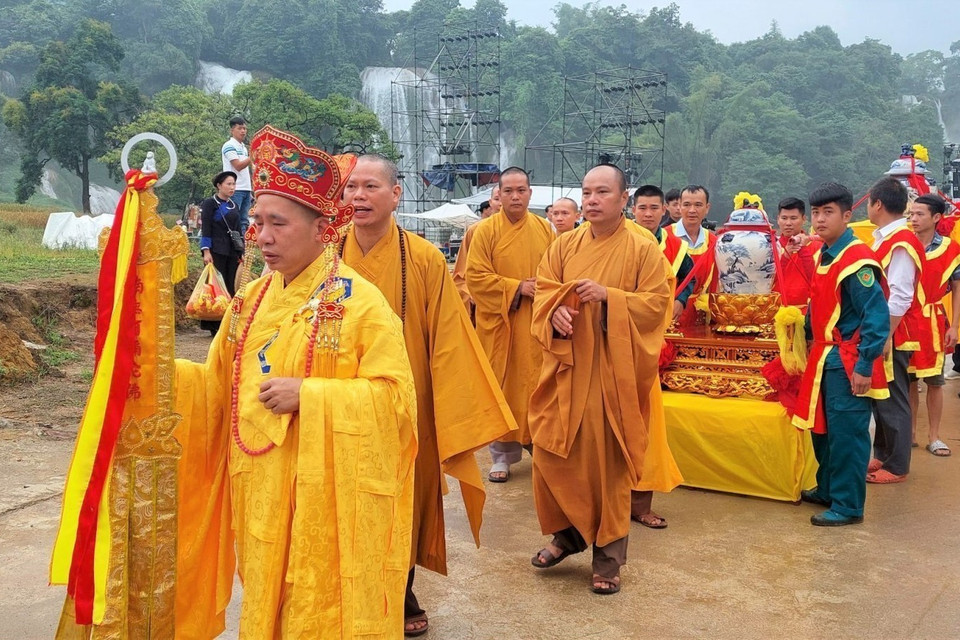 Lễ rước nước thiêng từ Thác Bản Giốc lên điện chính chùa Phật tích Trúc Lâm Bản Giốc. (Ảnh: Chu Hiệu/TTXVN.)