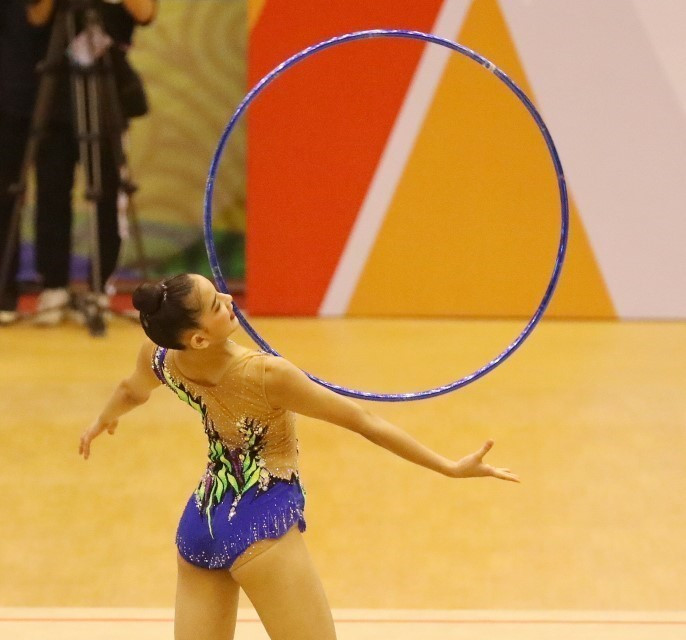 Bài biểu diễn với vòng của VĐV Chumchoochan Dolpohn (Thái Lan). (Ảnh: Phạm Hậu/TTXVN)
