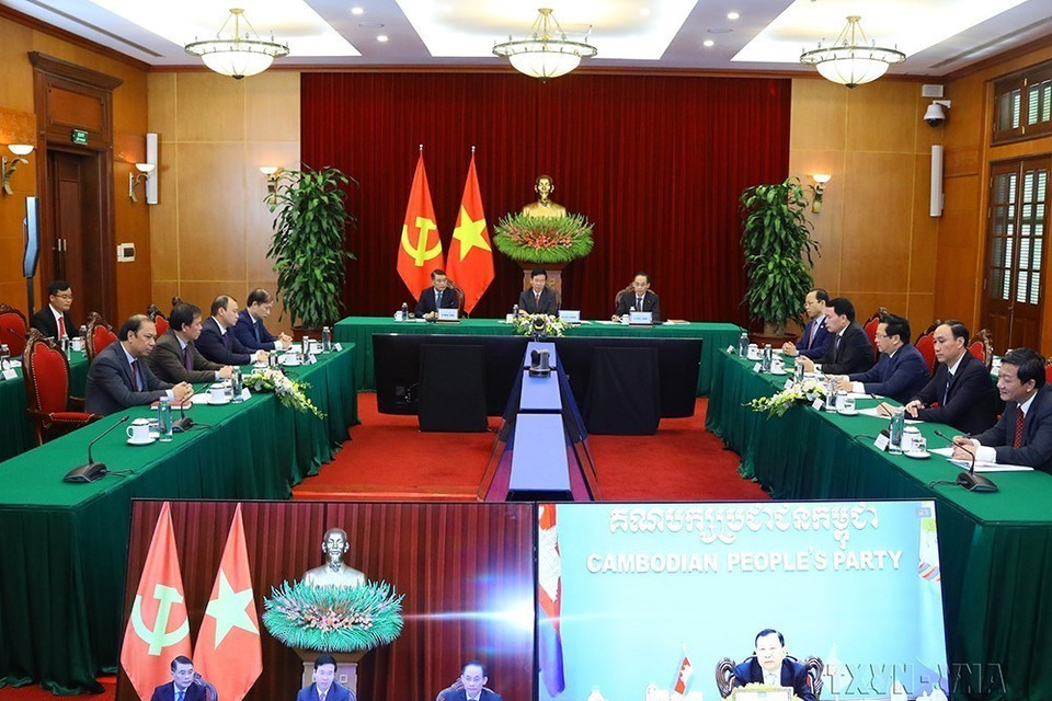 Đồng chí Võ Văn Thưởng, Ủy viên Bộ Chính trị, Thường trực Ban Bí thư hội đàm trực tuyến với đồng chí Say Chhum, Phó Chủ tịch, Trưởng ban Thường trực Ban Thường vụ Trung ương Đảng Nhân dân Campuchia (Hà Nội, 4/11/2021). Ảnh: Văn Điệp - TTXVN