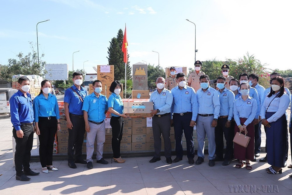 Ngày 28/12/2021, tại Cửa khẩu Quốc tế Mộc Bài (Tây Ninh), Hội Liên hiệp Thanh niên Việt Nam tỉnh Tây Ninh tiếp nhận thực phẩm, vật tư y tế hỗ trợ phòng, chống dịch bệnh COVID-19 từ Hội Thanh niên Campuchia. (Ảnh: Thanh Tân/TTXVN)