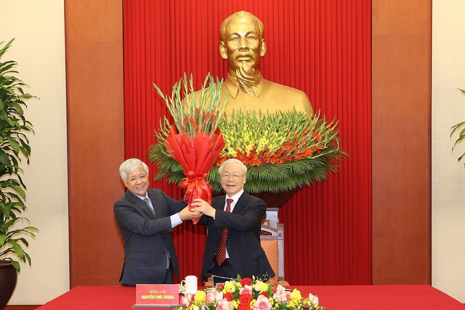 Đồng chí Đỗ Văn Chiến, Bí thư Trung ương Đảng, Chủ tịch Ủy ban Trung ương Mặt trận Tổ quốc Việt Nam tặng hoa chúc mừng Tổng Bí thư Nguyễn Phú Trọng. (Ảnh: Trí Dũng/TTXVN)