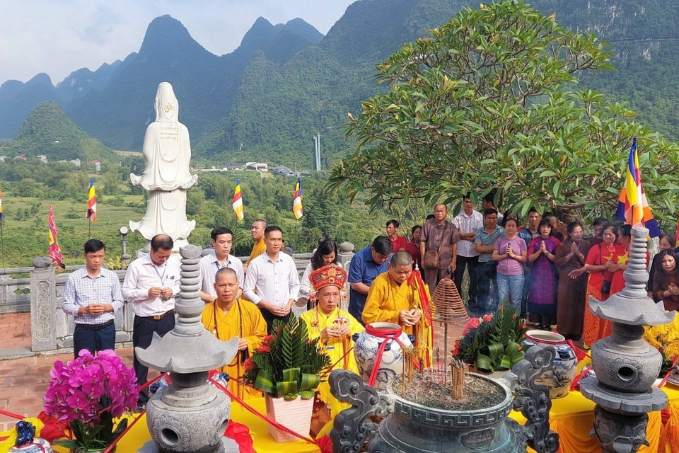 Lễ rước nước thiêng từ Thác Bản Giốc lên điện chính chùa Phật tích Trúc Lâm Bản Giốc cầu quốc thái dân an. (Ảnh: Chu Hiệu/TTXVN.)