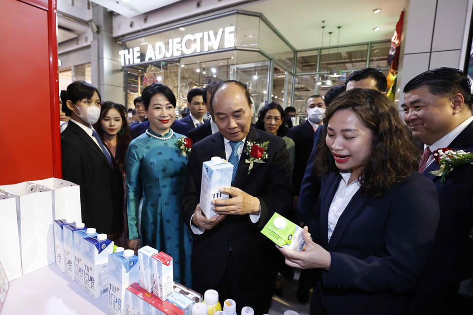 Tại Việt Nam, Tập đoàn TH luôn được đánh giá là một trong những doanh nghiệp hàng đầu về sản xuất các sản phẩm nông nghiệp sạch và là thương hiệu yêu thích của người tiêu dùng Việt. Trong ảnh, Chủ tịch nước Nguyễn Xuân Phúc tham quan gian hàng của TH tại Tuần lễ hàng Việt Nam tại Thái Lan. (Ảnh: Thống Nhất/TTXVN)