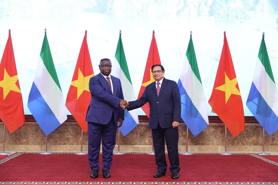 Thủ tướng Phạm Minh Chính và Tổng thống Cộng hòa Sierra Leone Julius Maada Bio.(Ảnh: Dương Giang/TTXVN)