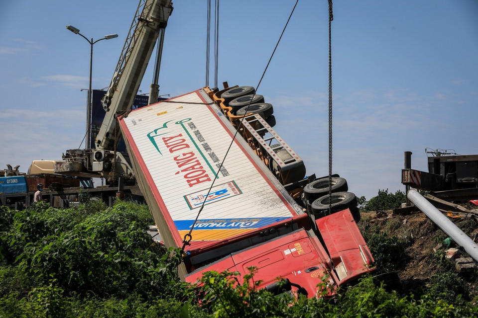 Chiếc xe container gặp nạn tại hiện trường. (Ảnh: Thành Đạt/TTXVN)