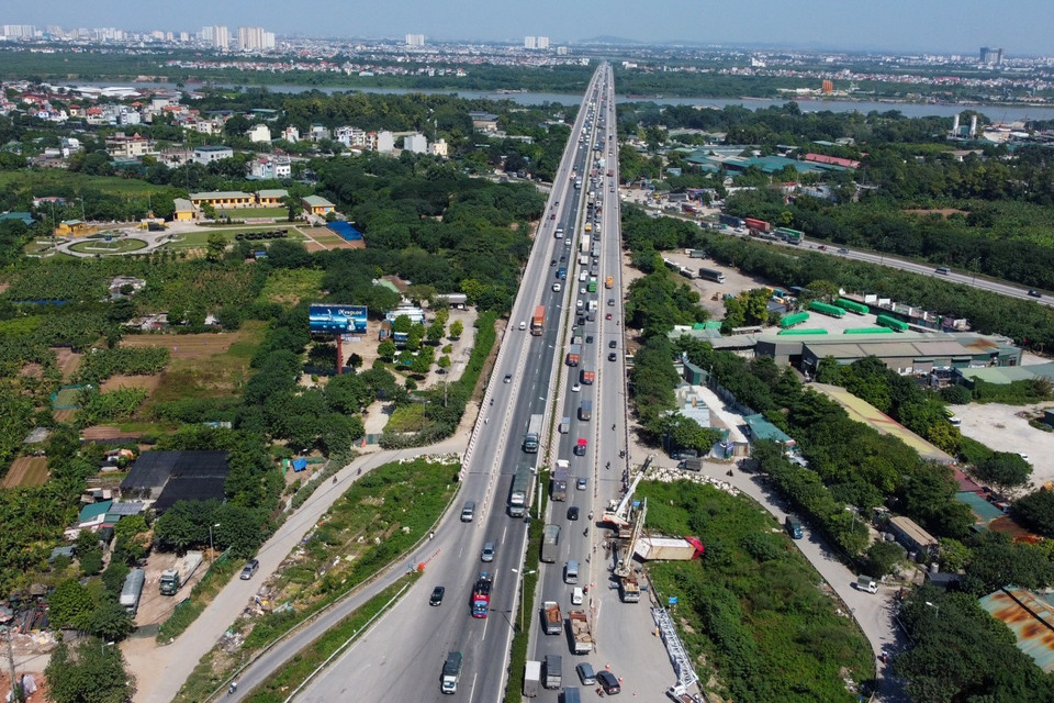 Hiện trường vụ lật xe tải gây ùn tắc giao thông trên cầu Thanh Trì nhìn từ trên cao. (Ảnh: Huy Hùng/TTXVN)