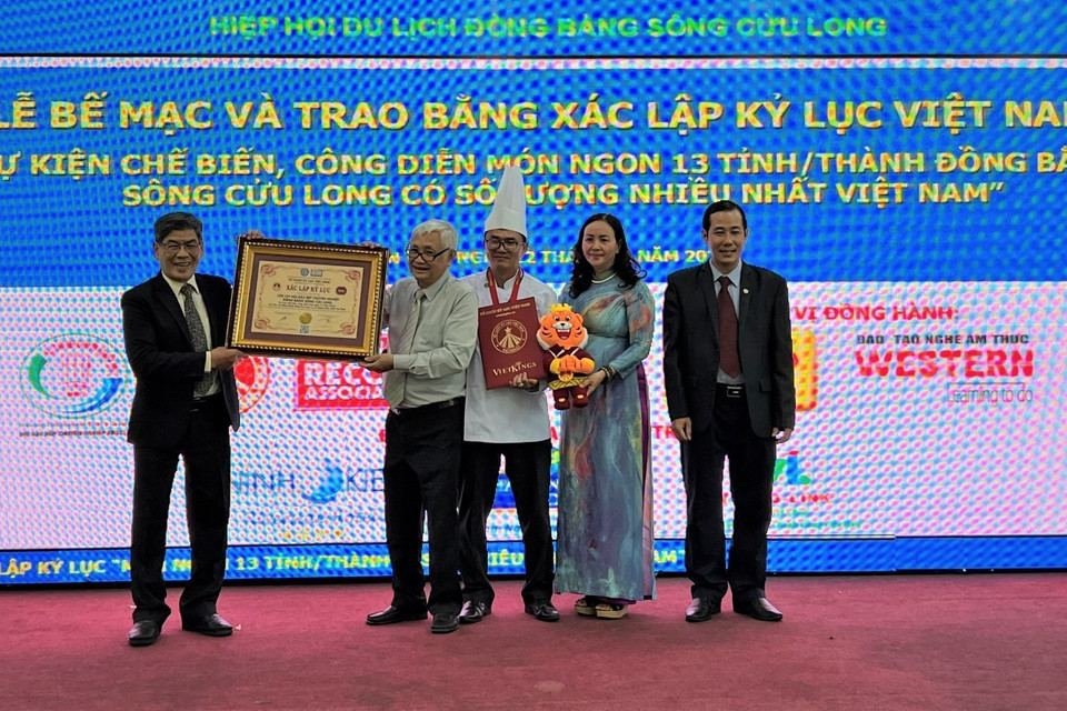Trao xác lập kỷ lục Sự kiện chế biến, công diễn món ngon 13 tỉnh, thành Đồng bằng sông Cửu Long có số lượng nhiều nhất Việt Nam cho đại diện Hiệp hội Du lịch Đồng bằng sông Cửu Long. (Ảnh: Ánh Tuyết/TTXVN)