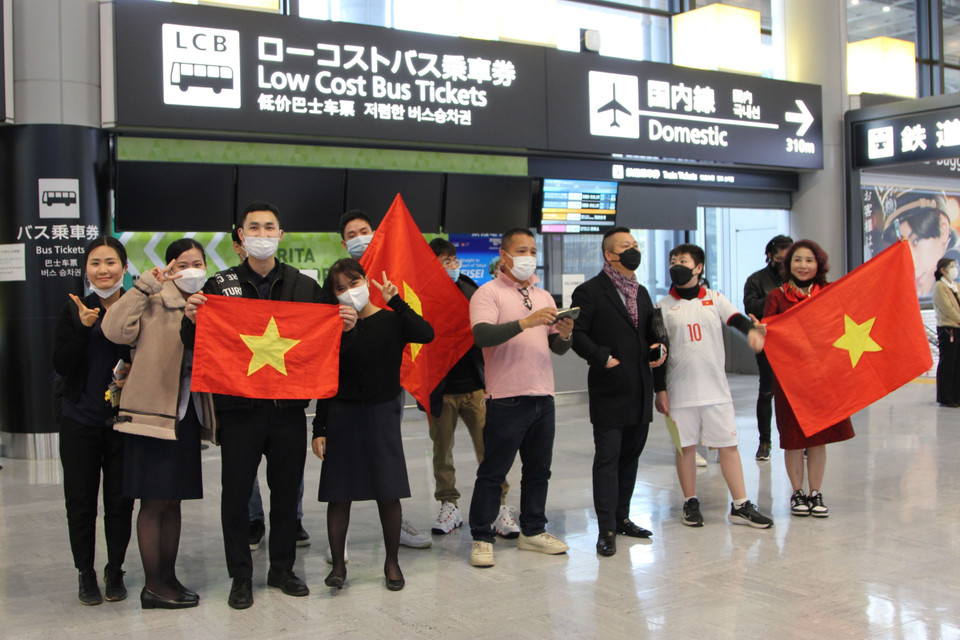 Người hâm mộ Việt Nam ở Nhật Bản cổ vũ nhiệt tình cho các tuyển thủ. (Ảnh: Đào Thanh Tùng/TTXVN)