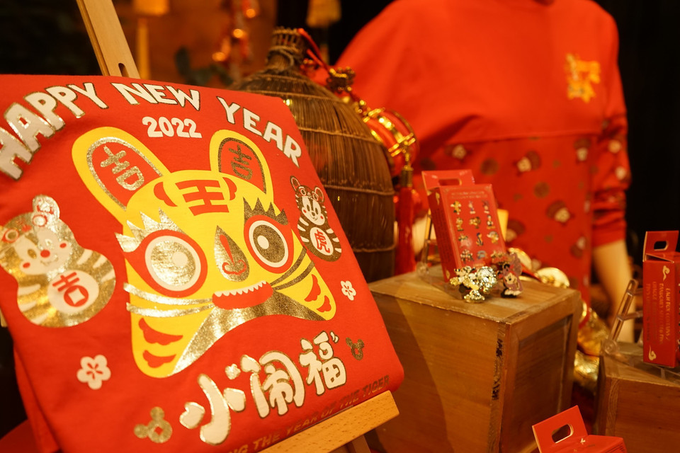 Công viên phiêu lưu Anaheim, California, Mỹ, được trang hoàng đón Tết Nguyên đán. (Ảnh: THX/ TTXVN)