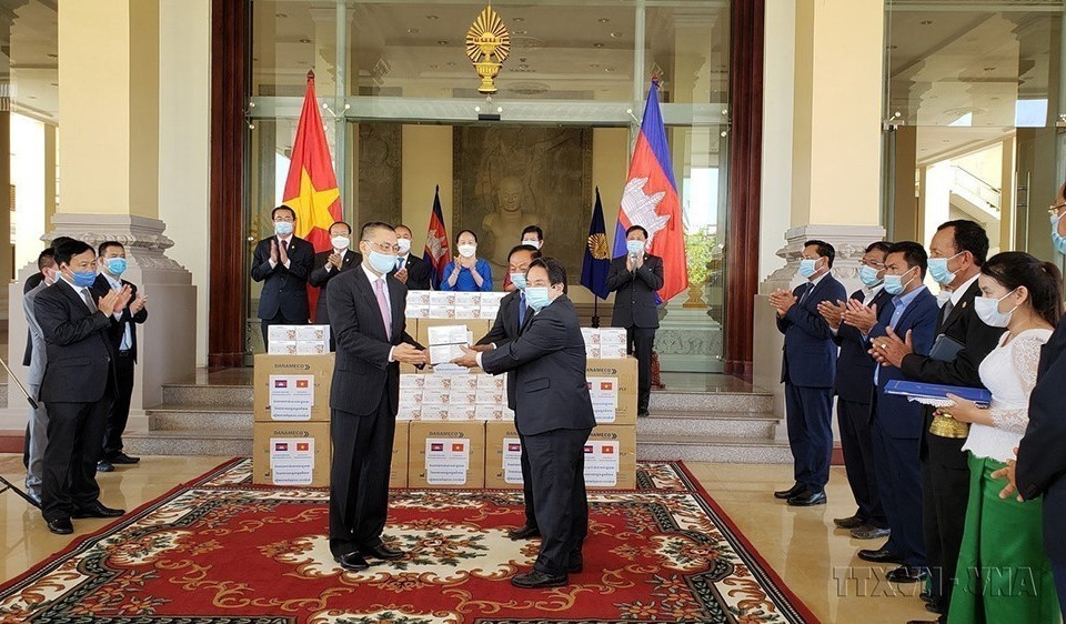 Sáng 20/5/2020, tại trụ sở Quốc hội Campuchia, Đại sứ Việt Nam Vũ Quang Minh được sự ủy quyền của Chủ tịch Quốc hội Nguyễn Thị Kim Ngân, Chủ tịch AIPA 2020 cùng ngài Le Peng Long, Tổng Thư ký Quốc hội Campuchia đồng chủ trì Lễ bàn giao quà tặng là khẩu trang y tế phòng, chống COVID-19 của Quốc hội Việt Nam gửi tặng Quốc hội và nhân dân Campuchia. (Ảnh: Vũ Hùng/TTXVN)