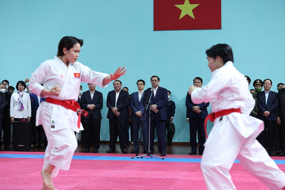 Thủ tướng Phạm Minh Chính kiểm tra công tác luyện tập tại Trung tâm Huấn luyện thể thao quốc gia. (Ảnh: Dương Giang/TTXVN)