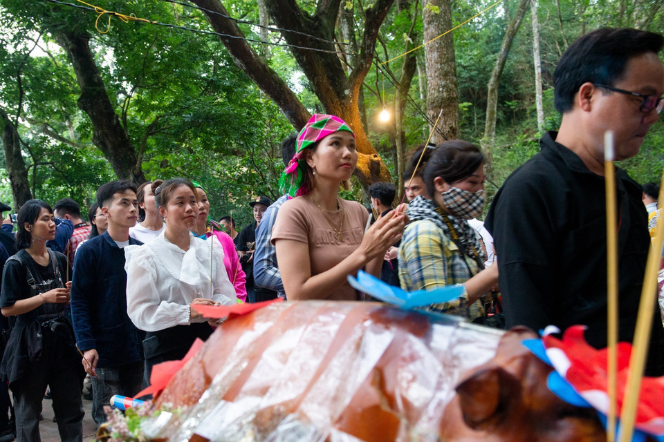 Theo truyền thuyết, Miếu Ông, Miếu Bà đều rất linh thiêng, nhất là đối với tình yêu đôi lứa, khi những đôi trai gái gặp trắc trở đường tình duyên chỉ cần đến thắp hương cầu nguyện là mọi việc trong có thể được trở nên thuận buồn, xuôi gió.(Trong ảnh: Người dân địa phương thực hiện nghi thức dâng hương miếu Ông, miếu Bà. Nguồn: Nam Thái/TTXVN)