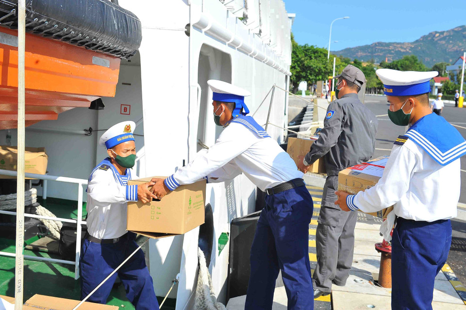 Các chiến sỹ trẻ vẫy chào đồng đội, người thân trước khi khởi hành ra Trường Sa. (Ảnh: Minh Đức/TTXVN)