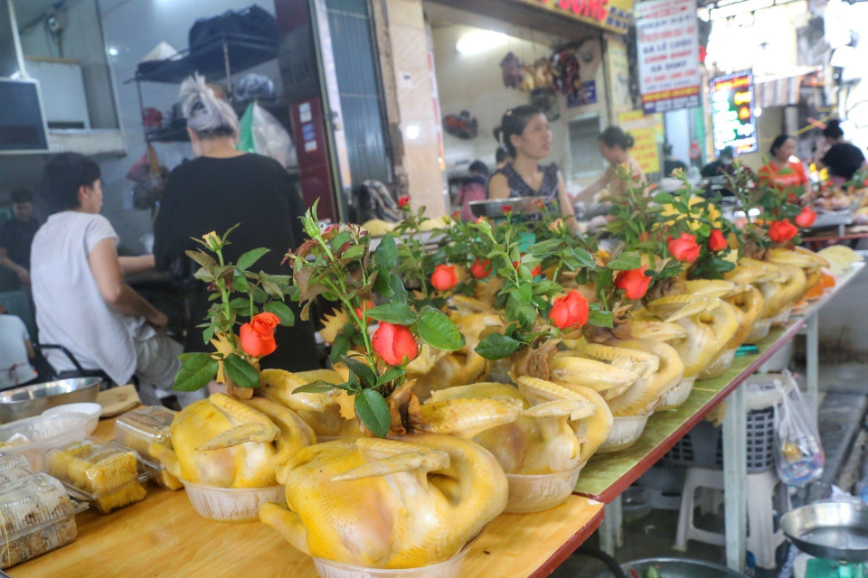 Giá gà nguyên con dao động từ 230.000 - 240.000 đồng/con tại chợ Hàng Bè. (Ảnh: Tuấn Đức/TTXVN)