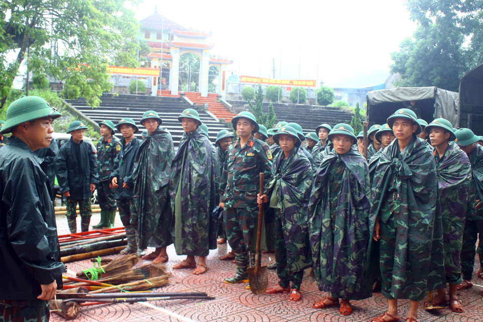 Sư đoàn 324 (Quân khu 4) đã huy động 200 cán bộ, chiến sỹ hỗ trợ người dân huyện Thanh Chương khắc phục hậu quả mưa lũ.(Ảnh: Tá Chuyên/TTXVN)