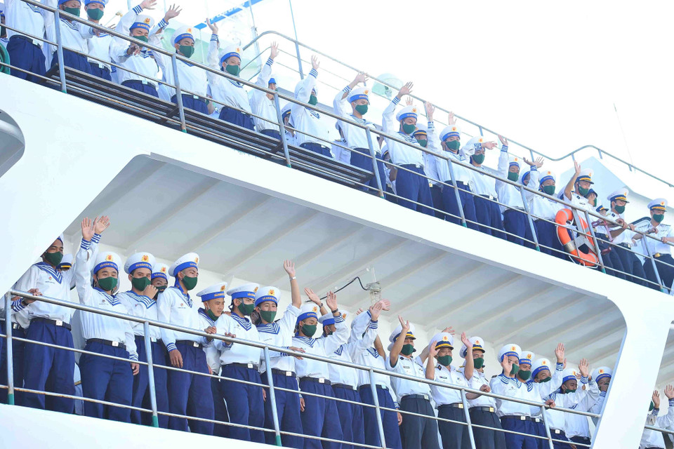 Các chiến sỹ trẻ vẫy chào đồng đội, người thân trước khi khởi hành ra Trường Sa. (Ảnh: Minh Đức/TTXVN)